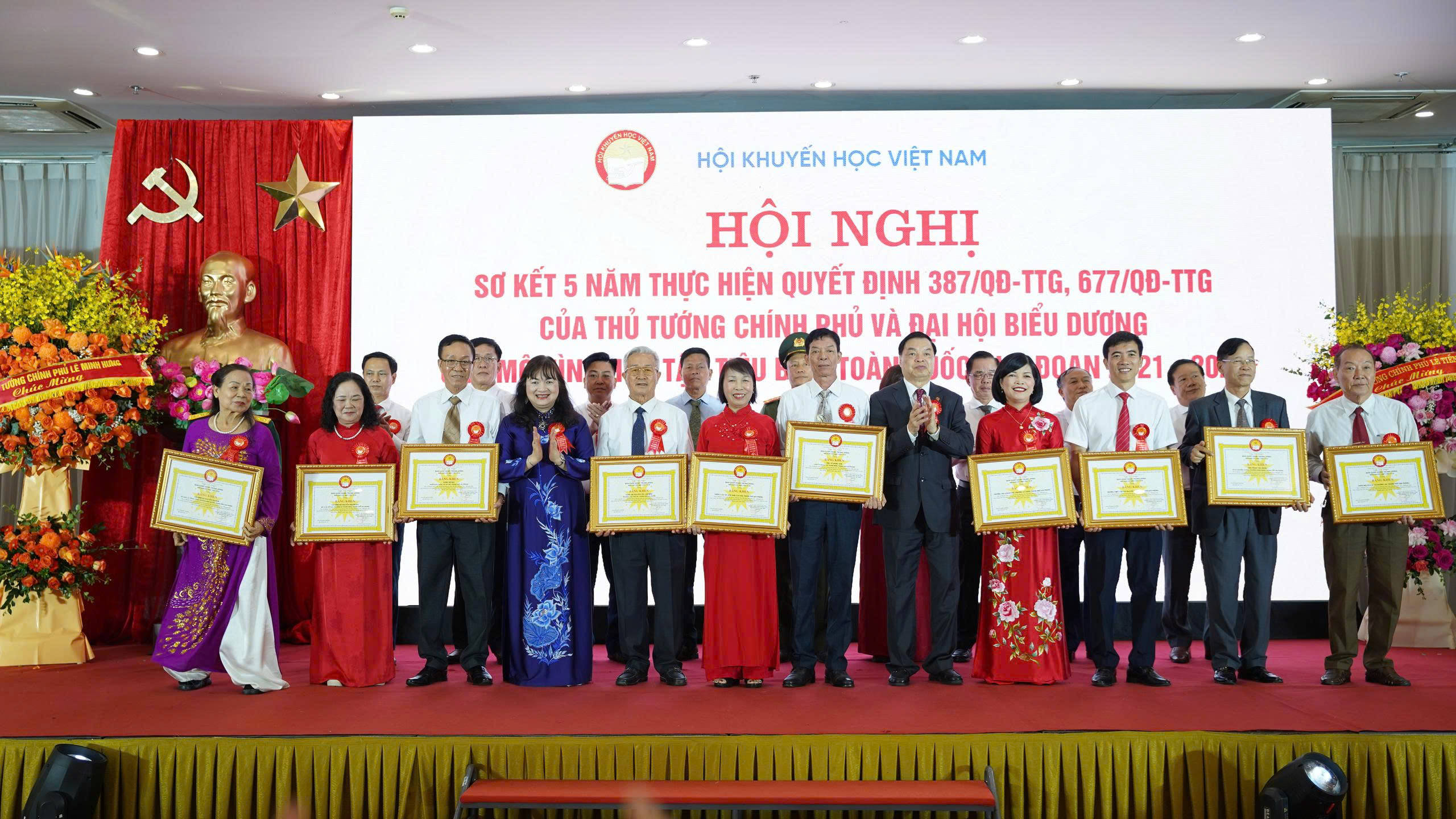 Trường THPT chuyên Nguyễn Trãi vinh dự nhận Bằng khen của Trung ương Hội Khuyến học Việt Nam